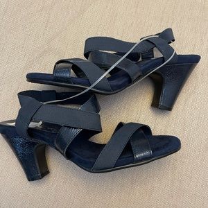 Navy blue women’s size 11 dress shoe